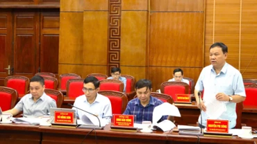 Ông Nguyễn Phi Sông (người đứng), Giám đốc Sở Kế hoạch đầu tư Điện Biên báo cáo tiến độ giải ngân các chương trình mục tiêu quốc gia trong phiên họp thường kỳ tháng 10 do Ủy ban nhân dân tỉnh tổ chức.