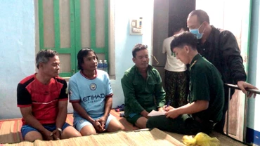 Đồn Biên phòng cửa khẩu cảng Phú Quý tiếp nhận 3 thuyền viên trên sà-lan LA-05922 đưa về Trạm tìm kiếm, cứu nạn Phú Quý chăm sóc y tế.