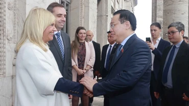 Chủ tịch Thượng viện Uruguay Beatriz Argimon và Chủ tịch Hạ viện Uruguay Sebastian Andujar đón Chủ tịch Quốc hội Vương Đình Huệ. (Ảnh: Doãn Tấn/TTXVN)