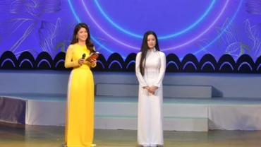 Thí sinh Võ Thị Mảnh, Trung tâm Văn hóa tỉnh Cà Mau, trả lời câu hỏi của Hội đồng giám khảo.
