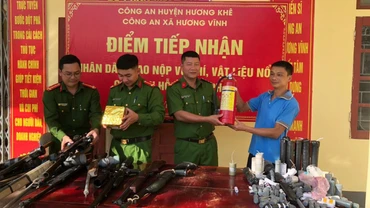 Sáng kiến đổi súng, đạn lấy bình chữa cháy của Công an xã Hương Vĩnh được người dân nhiệt tình ủng hộ.
