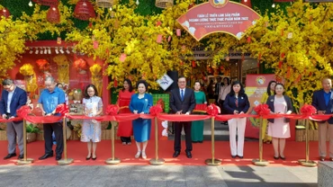 Các đại biểu cắt băng khai mạc.