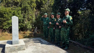 Nghi thức đội hình tuần tra thực hiện tại cột mốc.
