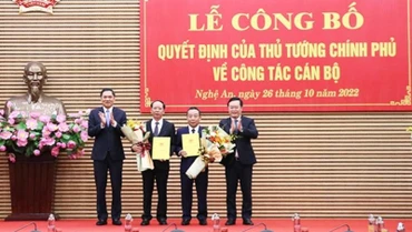 Trao quyết định và tặng hoa chúc mừng hai tân Phó Chủ tịch UBND tỉnh Nghệ An. 