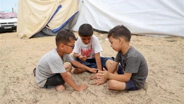 Trẻ em Palestine tại một trại tạm ở thành phố Khan Younis, miền Nam Dải Gaza ngày 27/10/2023. (Ảnh: THX/TTXVN)