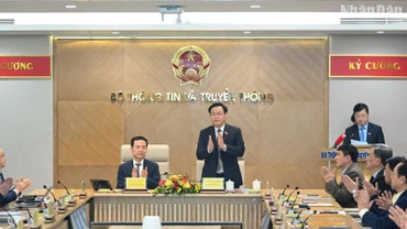 Chủ tịch Quốc hội Vương Đình Huệ chủ trì buổi làm việc với Bộ Thông tin và Truyền thông. (Ảnh: Duy Linh)