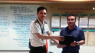 Anh Nguyễn Văn Thưa, Trung tâm An ninh hàng không Nội Bài trao lại tài sản trị giá hơn 400 triệu đồng khách hàng bỏ quên tại khu vực công cộng - Nhà ga hành khách T1. (Ảnh: NIA cung cấp)