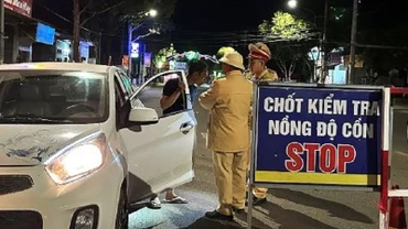 Lực lượng cảnh sát giao thông kiểm tra nồng độ cồn người điều khiển ô-tô.