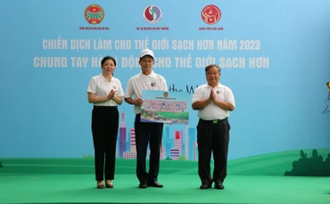 Trung ương Hội Nông dân Việt Nam trao hỗ trợ xây dựng mô hình Thu gom bao gói thuốc bảo vệ thực vật cho Hội Nông dân xã Nhân Thắng, huyện Gia Bình. 
