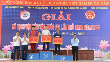 Ban tổ chức trao giải toàn đoàn cho các đội.