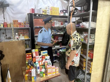 Đội Quản lý thị trường số 4 kiểm tra phát hiện hộ kinh doanh nhập lậu thuốc tân dược tại chợ Trung tâm Móng Cái, Quảng Ninh.
