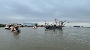 Các lực lượng chức năng của thị xã Quảng Yên đang nỗ lực tìm kiếm các nạn nhân mất tích trong vụ lật thuyền nan.