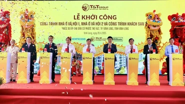 Các đại biểu thực hiện nghi lễ khởi công công trình nhà ở xã hội và khách sạn thuộc dự án Khu dân cư Phước Thọ 1 & 2.
