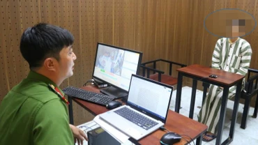 Công an làm việc với đối tượng trong vụ đánh bạc và tổ chức đánh bạc. 