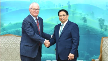 Thủ tướng Phạm Minh Chính tiếp Chủ tịch Hiệp hội Công nghiệp bán dẫn Hoa Kỳ (SIA) John Neffeur. (Ảnh: TRẦN HẢI)