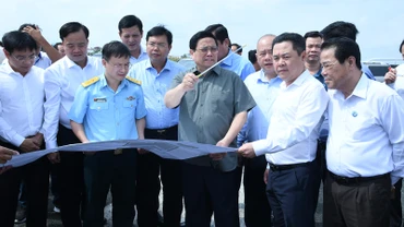 Thủ tướng Phạm Minh Chính khảo sát Cảng hàng không Cà Mau, cho ý kiến về việc cải tạo, nâng cấp và xây mới đường cất hạ cánh.