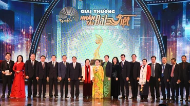 Thủ tướng Phạm Minh Chính với các đại biểu tại Lễ trao Giải thưởng Nhân tài Đất Việt năm 2023. 