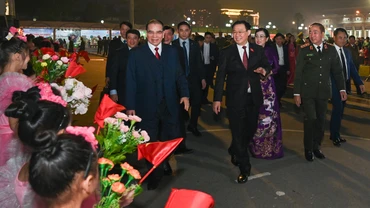 Nguyên Tổng Bí thư Nông Đức Mạnh, Chủ tịch Quốc hội Vương Đình Huệ và các đại biểu dự lễ kỷ niệm.