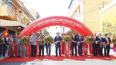 Chủ tịch Quốc hội Vương Đình Huệ và đại biểu cắt băng khai trương khu Viet Nam Town. (Ảnh: TTXVN)