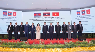 Chủ tịch Quốc hội Vương Đình Huệ, Tổng Bí thư và Chủ tịch nước Lào Thongloun Sisoulith, Chủ tịch Quốc hội Lào Saysomphone Phomvihane và Chủ tịch Quốc hội Vương quốc Campuchia Samdech Khuon Sudary với đại biểu chụp ảnh chung. (Ảnh: quochoi.vn)