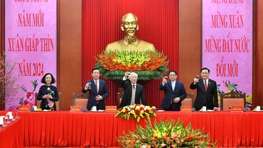 Tổng Bí thư Nguyễn Phú Trọng cùng các đồng chí lãnh đạo Đảng, Nhà nước nâng ly chúc Tết Nguyên đán Giáp Thìn 2024.