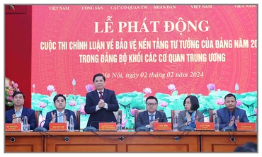 Các đồng chí chủ trì Lễ phát động Cuộc thi chính luận.