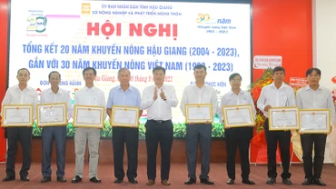 Tặng giấy khen của Giám đốc Trung tâm khuyến nông quốc gia cho các tập thể và cá nhân.