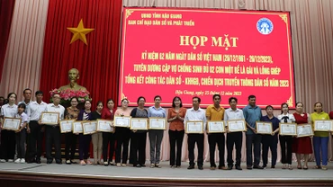 Tặng bằng khen cho các cặp vợ chồng sinh đủ 2 con một bề là gái