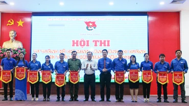 Trao cờ lưu niệm cho các đơn vị tham gia hội thi