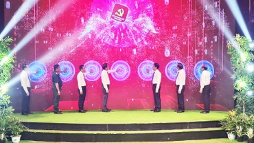 Nghi thức bấm nút khởi động phần mềm sổ tay đảng viên điện tử đảng bộ tỉnh Hậu Giang.