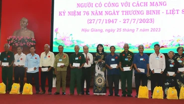 Tặng quà cho người có công cách mạng.