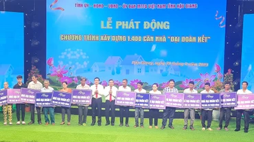 Lãnh đạo tỉnh tặng nhà "Đại đoàn kết" cho các hộ dân.