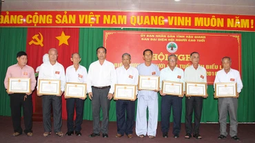 Tặng Bằng khen của Chủ tịch Ủy ban nhân dân tỉnh Hậu Giang cho các cá nhân.