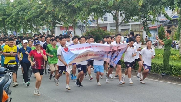 Các vận động viên hào hứng trên đường chạy.