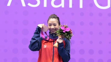Dương Thúy Vi cùng Huy chương Đồng ASIAD 19. (Ảnh: Đoàn Thể thao Việt Nam)