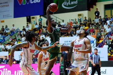 Brachon Griffin đột phá vào vòng vây 2 chủ lực Thang Long Warriors. (Ảnh: VBA)