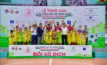 Các cầu thủ U9 Gia Bảo Hải Dương ẵm trên tay cúp vô địch.