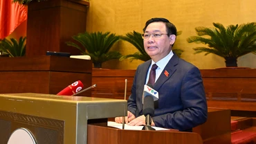 Chủ tịch Quốc hội Vương Đình Huệ phát biểu thăm hỏi, chúc Tết các đại biểu tại buổi gặp mặt. (Ảnh: DUY LINH)