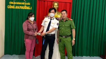 Anh Huân trao trả số tiền 100 triệu đồng cho chị N trước sự chứng kiến của Công an phường 1.