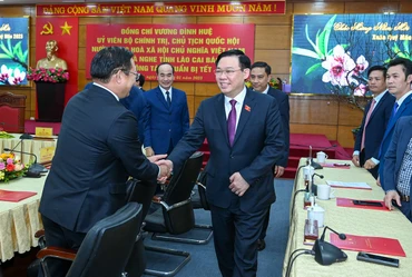 Chủ tịch Quốc hội Vương Đình Huệ với các đồng chí lãnh đạo tỉnh Lào Cai.