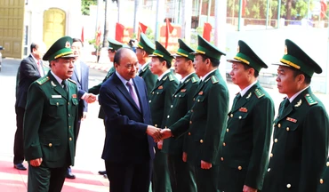 Chủ tịch nước Nguyễn Xuân Phúc đến thăm, chúc Tết cán bộ, chiến sĩ Bộ Chỉ huy Bộ đội Biên phòng tỉnh Đắk Lắk.