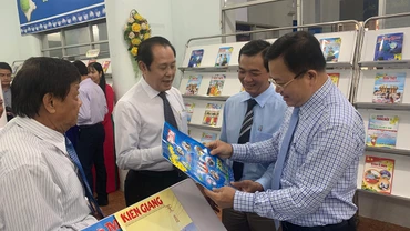 Các đại biểu tham quan ấn phẩm báo Tết khu vực đồng bằng sông Cửu Long.