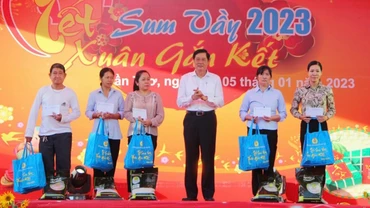 Lãnh đạo Thành ủy Cần Thơ trao quà tặng công nhân tại chương trình “Tết sum vầy 2023”. (Ảnh: Thanh Xuân)