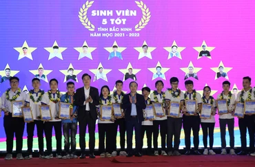 Ban Tổ chức tuyên dương “Sinh viên 5 tốt”.