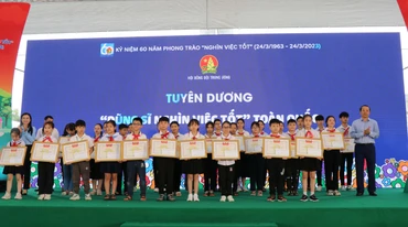 Trao bằng khen tuyên dương "Dũng sĩ nghìn việc tốt".