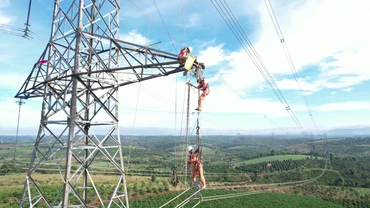 Kiểm tra U Bolt tại vị trí 511 đường dây 500kV Pleiku 2-Chơn Thành. (Ảnh: PTC3)