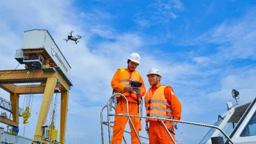 Công nhân kiểm tra vận hành hệ thống. (Ảnh: EVN)