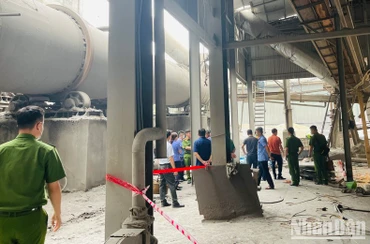 Cơ quan chức năng đang tiến hành khám nghiệm vụ tại nạn đặc biệt nghiêm trọng. (Ảnh: THANH SƠN)