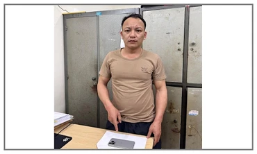 Đối tượng Tôn cùng tang vật tại cơ quan Công an.