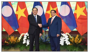 Thủ tướng Phạm Minh Chính và Thủ tướng Lào Sonexay Siphandone. (Ảnh: TRẦN HẢI)